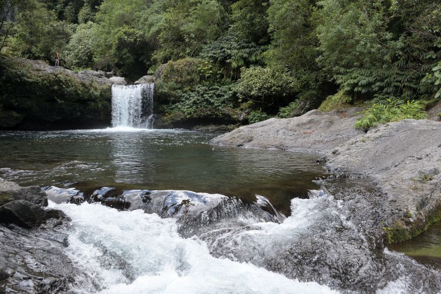 Ein kleinerer Wasserfall weiter flußabwärts