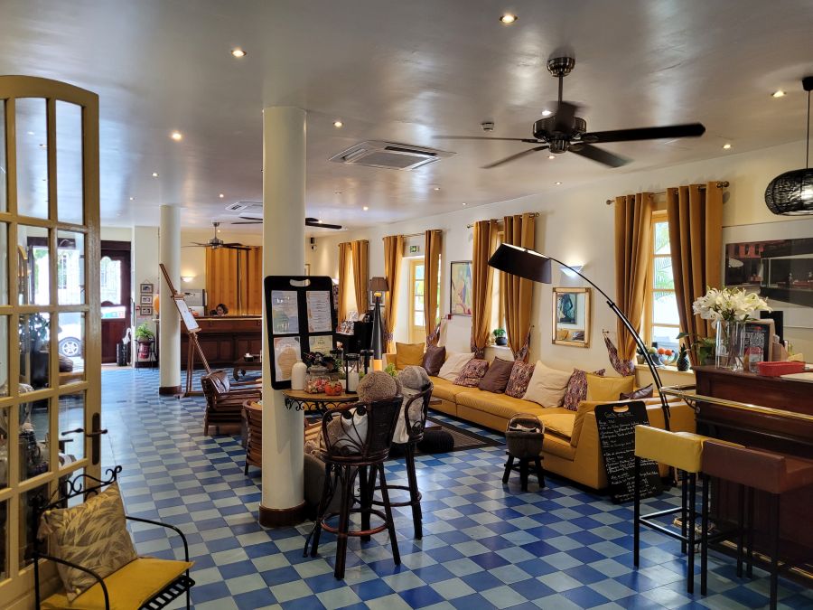Die Lobby vom kleinen Hotel Le Juliette Dodu in Saint-Denis