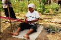 Eine Frau von der Stammesgruppe der Lisu beim Weben, Mae Hong Son Gebiet